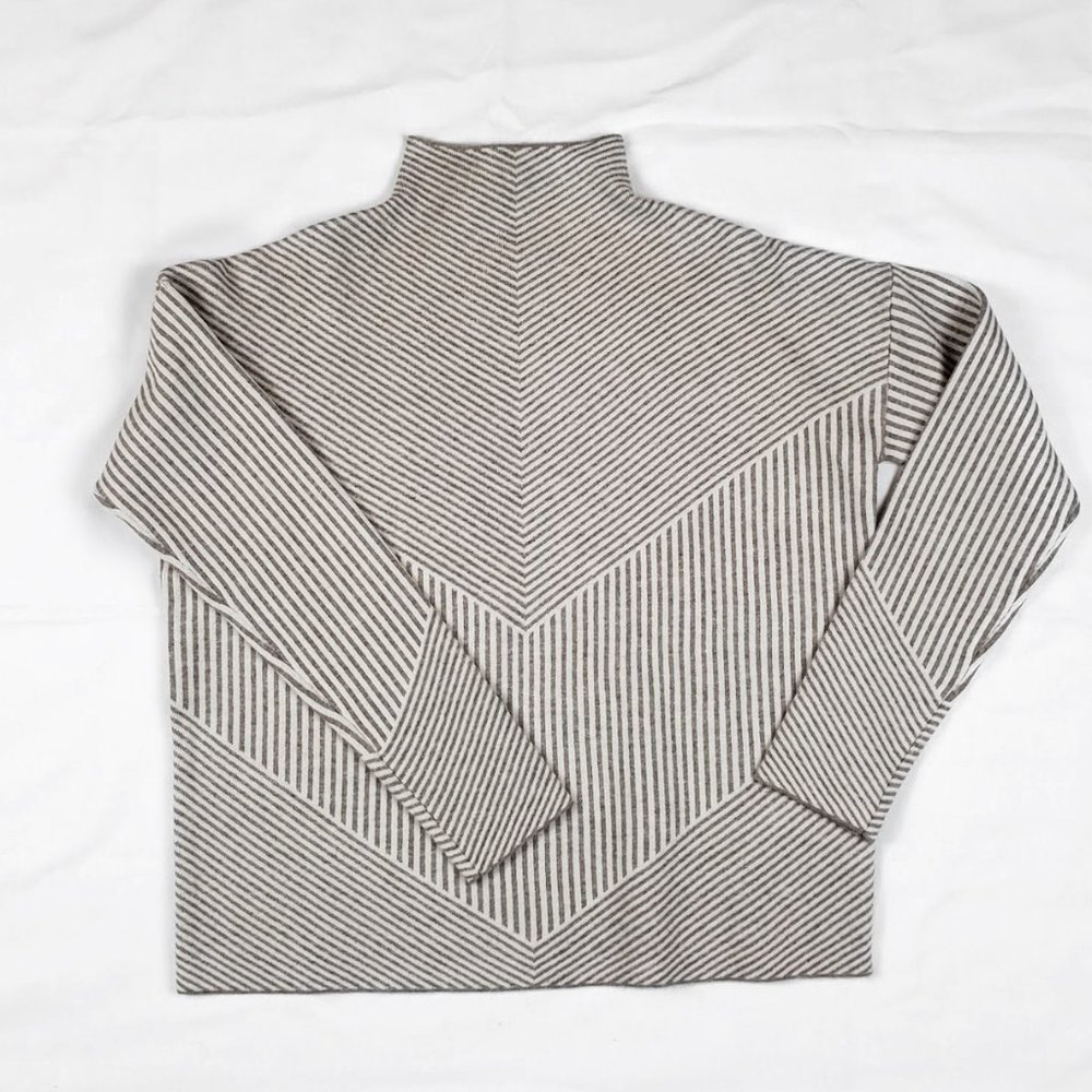 💕 Weekend Sale💕 Cynthia Rowley Mock Neck Sweater